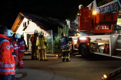 Aldingen: Dachstuhl Steht erneut in Flammen Feuerwehr Rueckt zum Zweiten mal aus